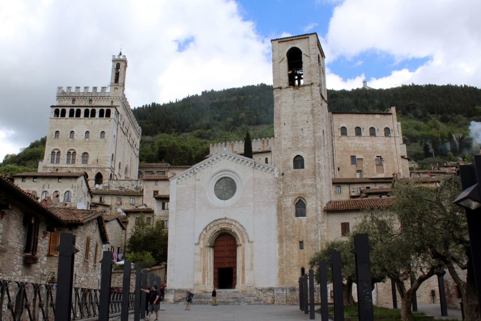 Canon EOS 1200D (EOS Rebel T5 / EOS Kiss X70 / EOS Hi) sample photo. Umbria, gubbio, church photography