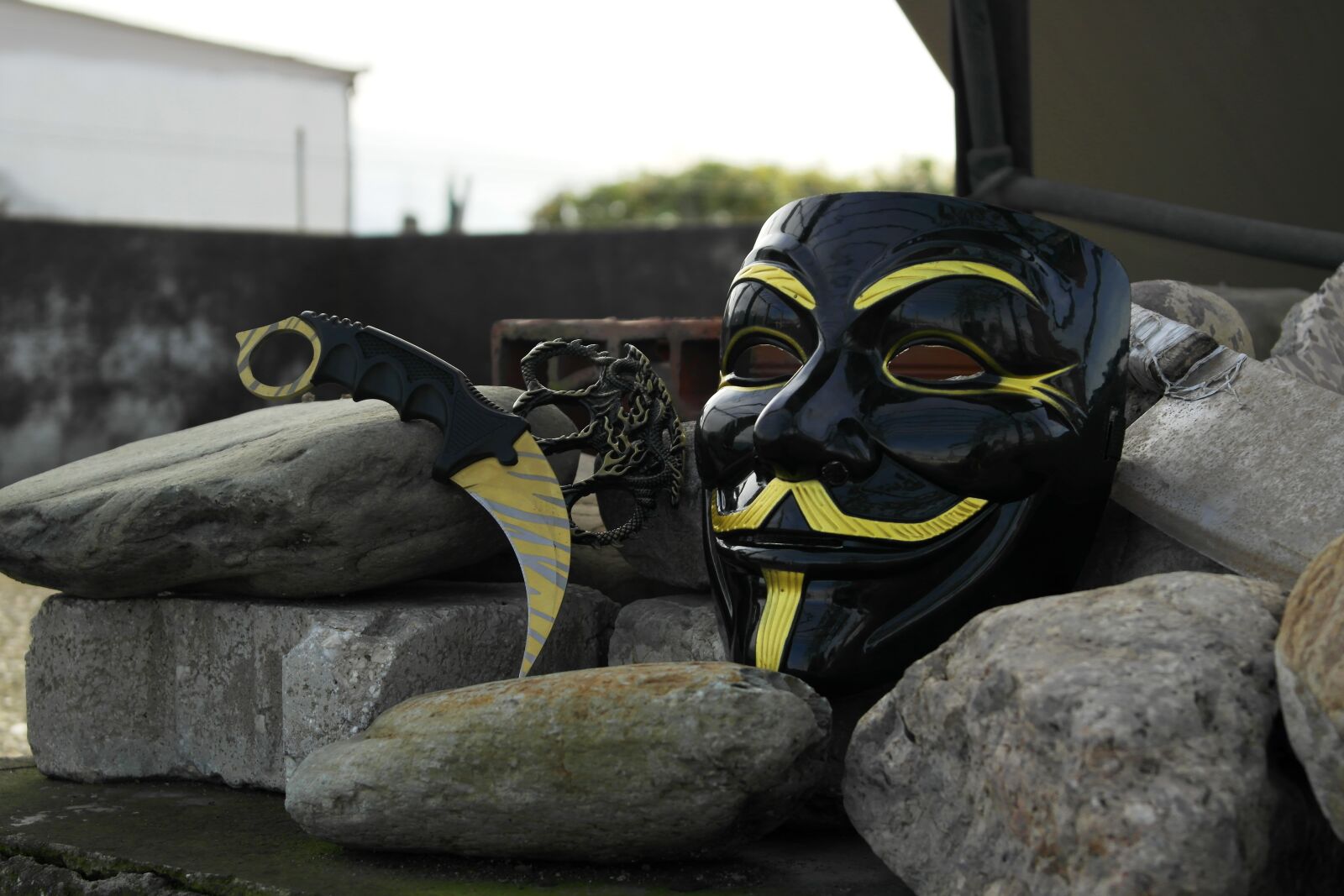 Samsung NX1000 sample photo. Vendetta, knife, brass knuckles photography