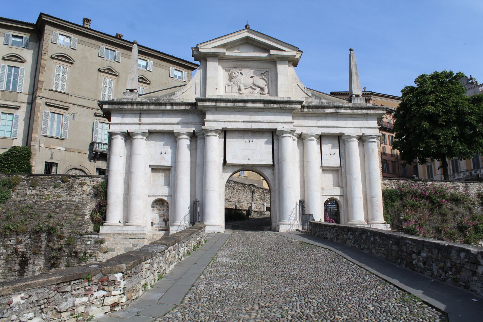 Canon EOS 1200D (EOS Rebel T5 / EOS Kiss X70 / EOS Hi) sample photo. Bergamo, s door, james photography