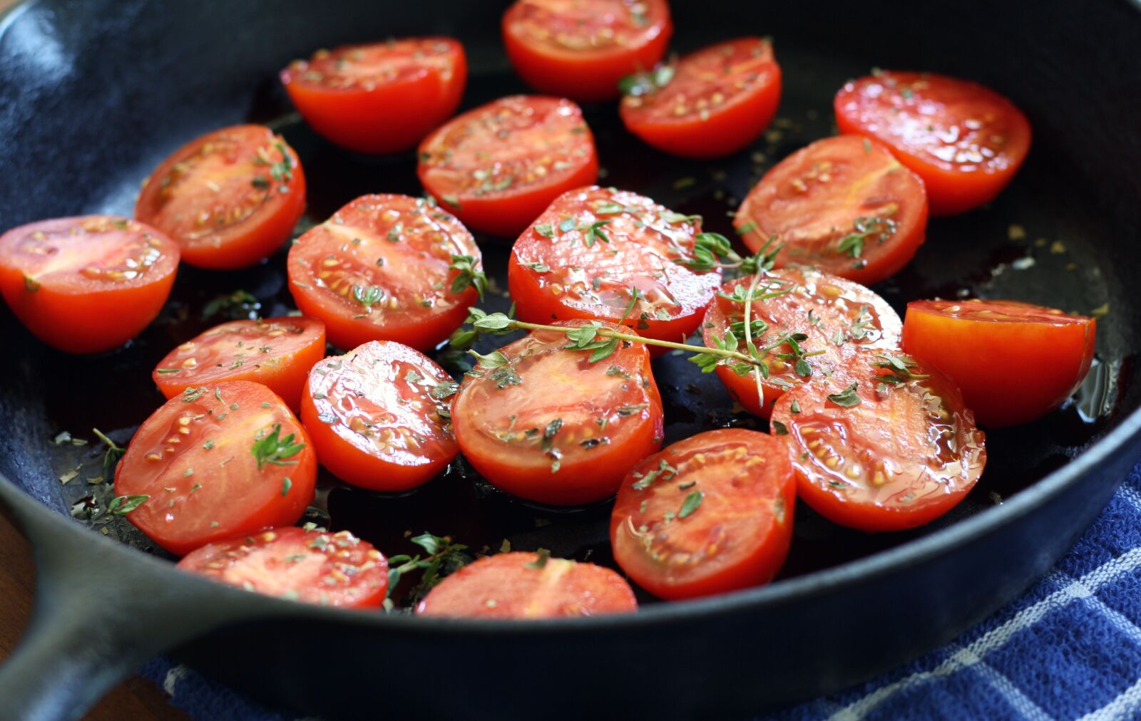 Canon EOS 1000D (EOS Digital Rebel XS / EOS Kiss F) sample photo. Tomatoes, red, fresh photography