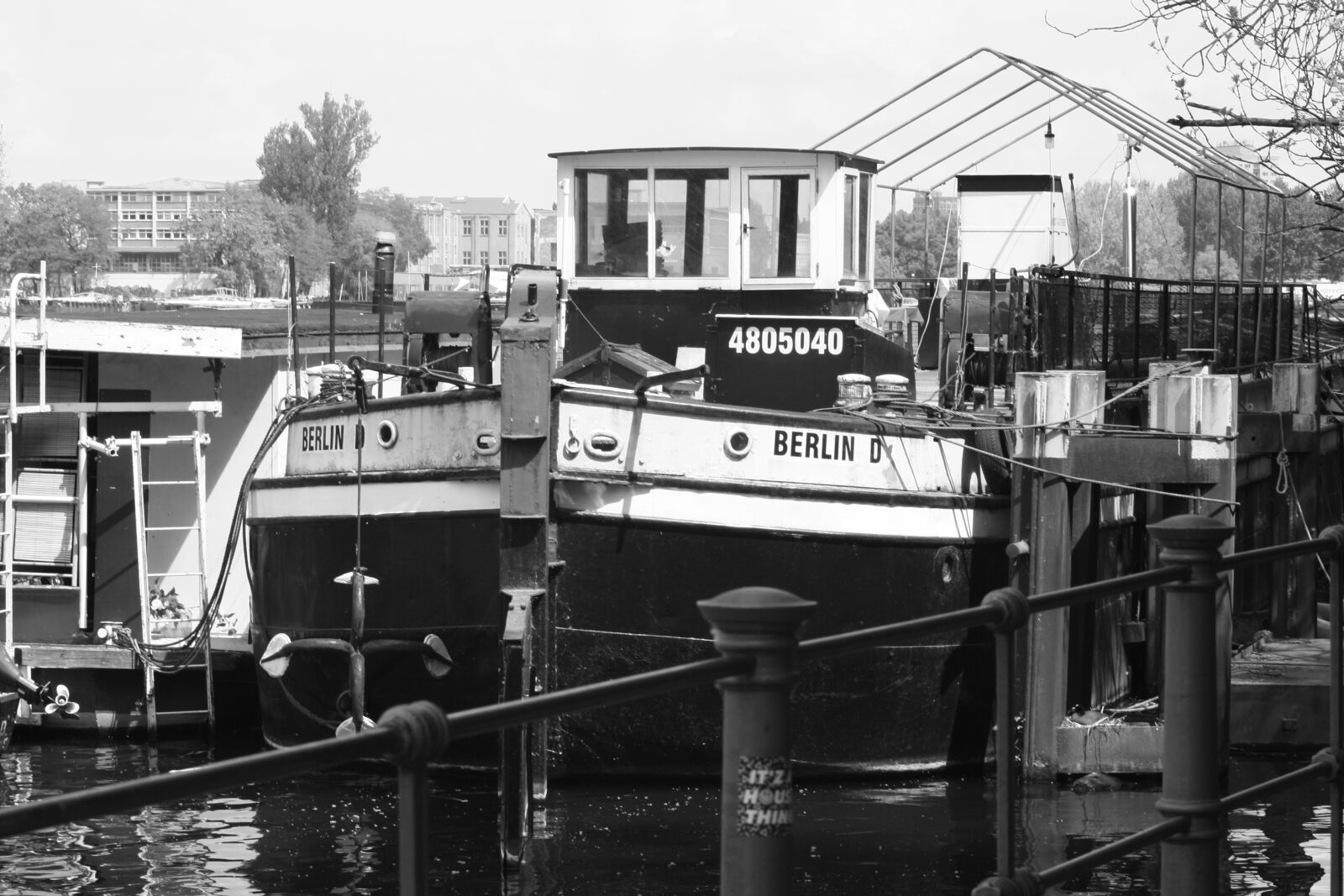 Canon EOS 1000D (EOS Digital Rebel XS / EOS Kiss F) sample photo. Berlin, spree, ship photography