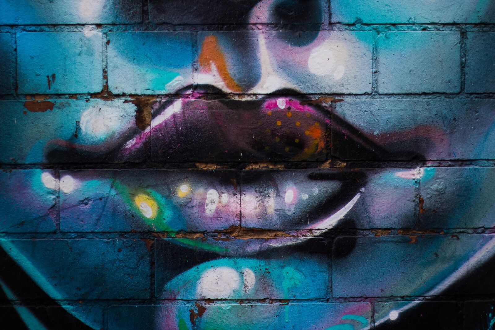 Canon EOS 600D (Rebel EOS T3i / EOS Kiss X5) + Canon EF 50mm F1.8 II sample photo. Lips, graffiti, wall photography