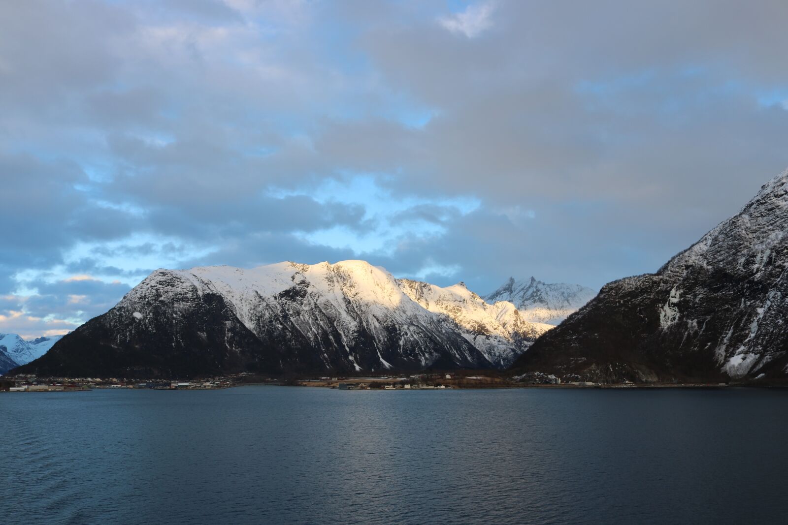 Canon EOS 750D (EOS Rebel T6i / EOS Kiss X8i) sample photo. Mountain, snow, sea photography