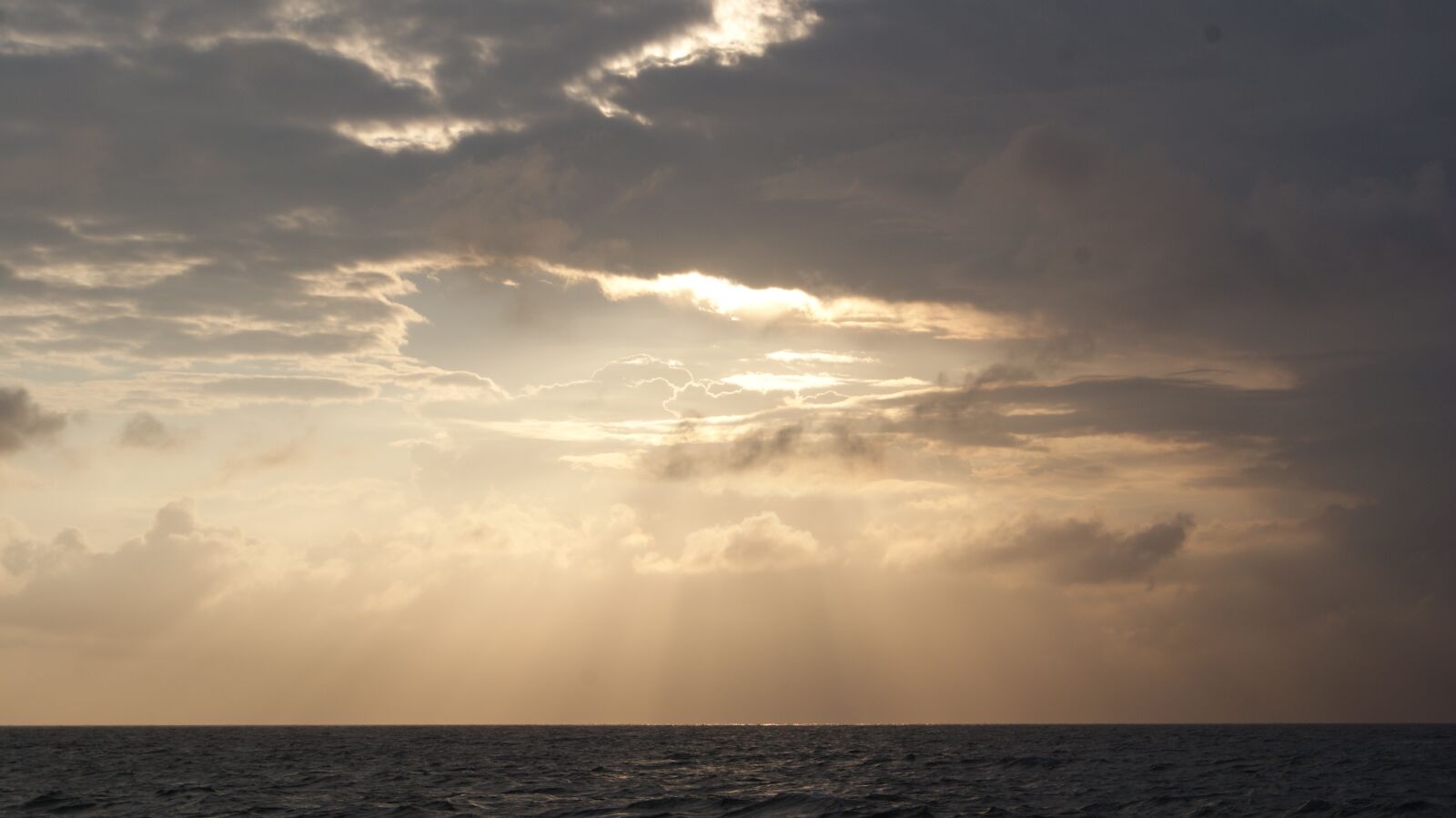 Sony Alpha DSLR-A230 sample photo. Seascape, sun, clouds photography