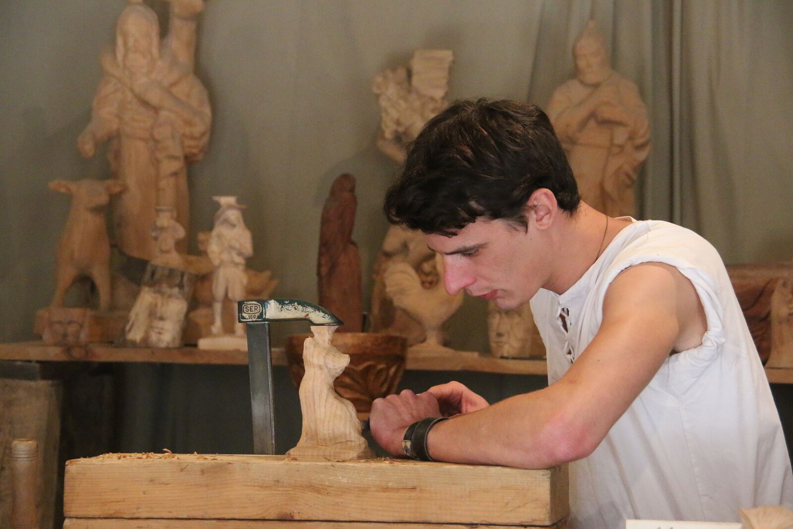 Canon EOS 70D sample photo. Carver, man, schnitzer photography