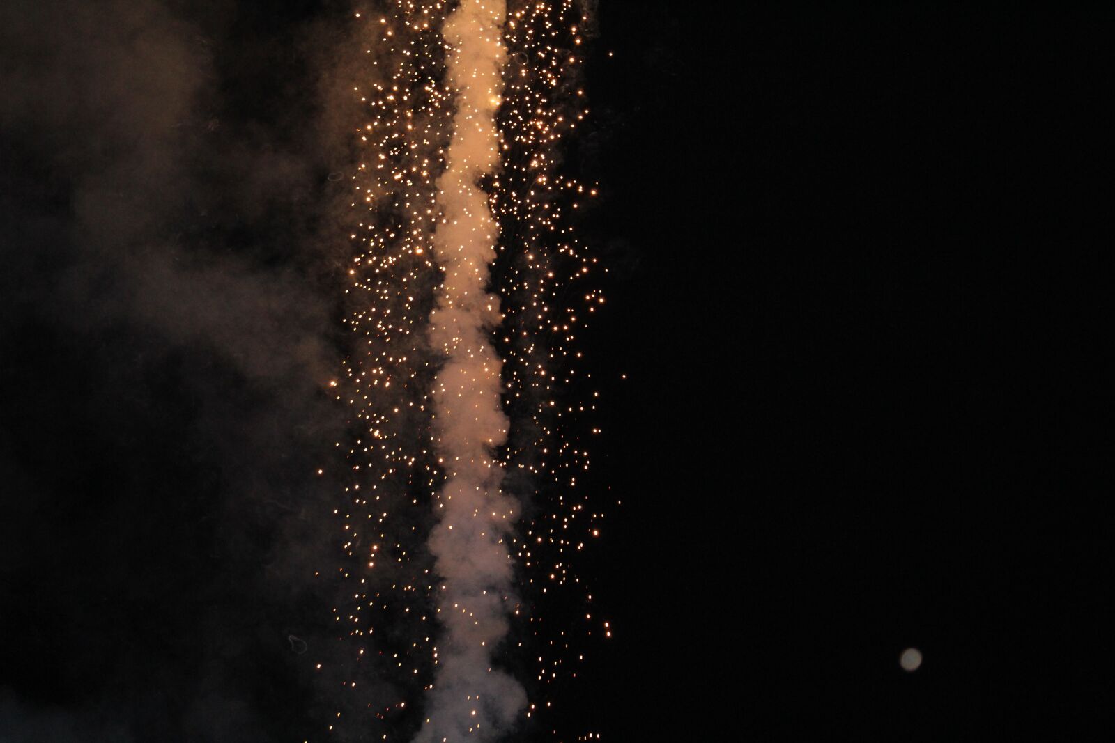 Canon EOS 1300D (EOS Rebel T6 / EOS Kiss X80) sample photo. Fireworks, explosion, celebration photography