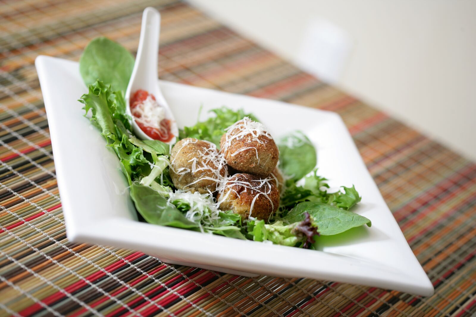 Canon EOS-1Ds Mark II sample photo. Meatballs, white, plate photography