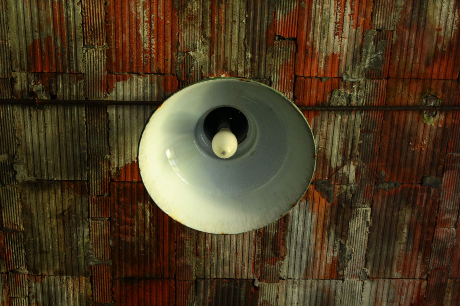 Canon EOS 100D (EOS Rebel SL1 / EOS Kiss X7) sample photo. Urbex, lamp, light photography