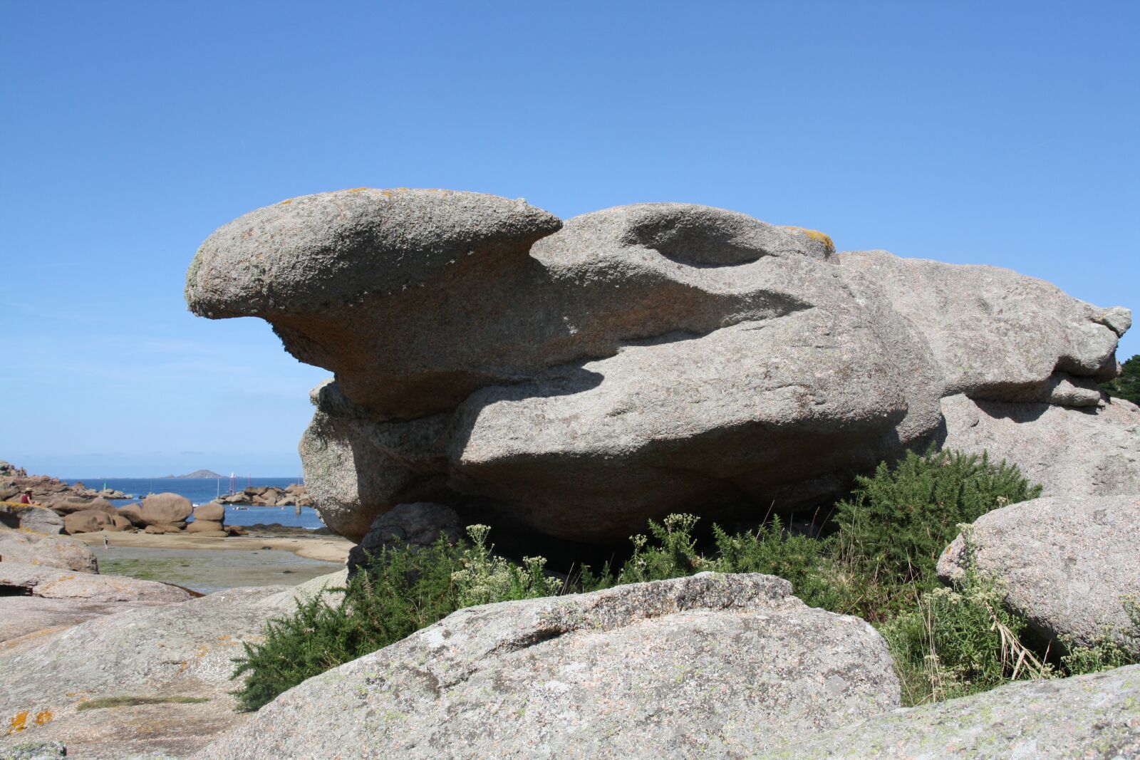 Canon EOS 1000D (EOS Digital Rebel XS / EOS Kiss F) sample photo. Brittany, pink granite coast photography