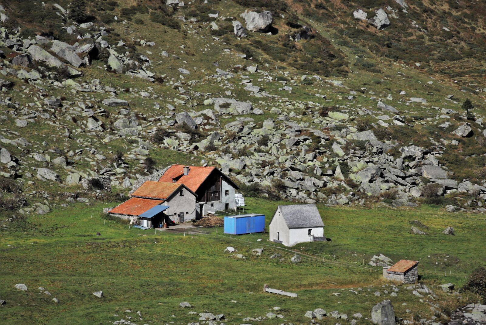 Canon EOS 80D sample photo. Rocks, cabin, hat photography