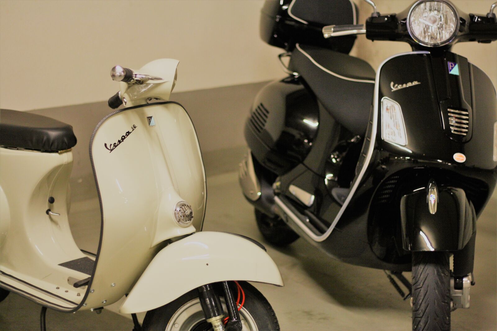 Canon EOS 1000D (EOS Digital Rebel XS / EOS Kiss F) sample photo. Motor scooter, vespa, old photography