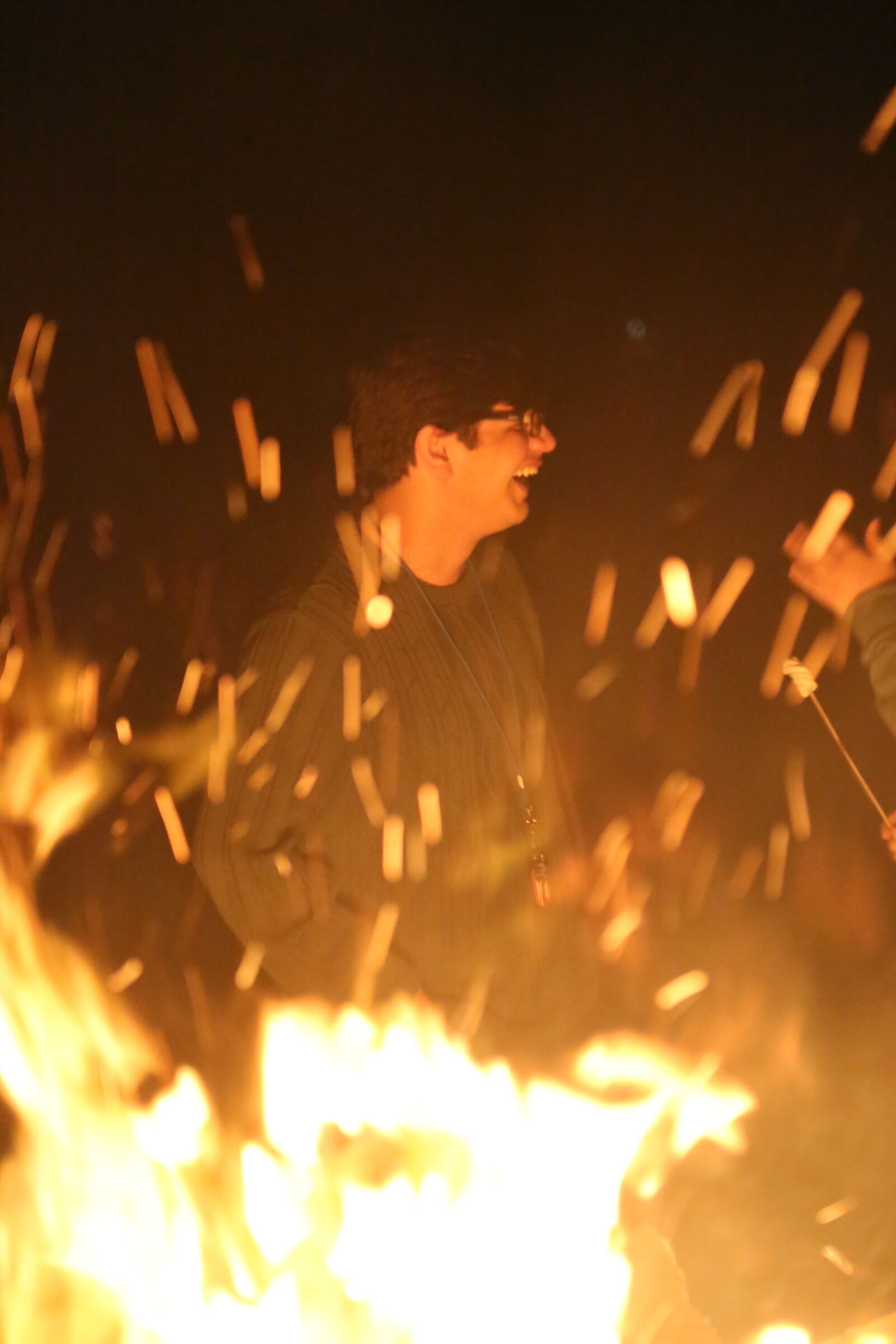 Canon EOS 5D Mark III sample photo. Fuego, joven, noche, woodfire photography