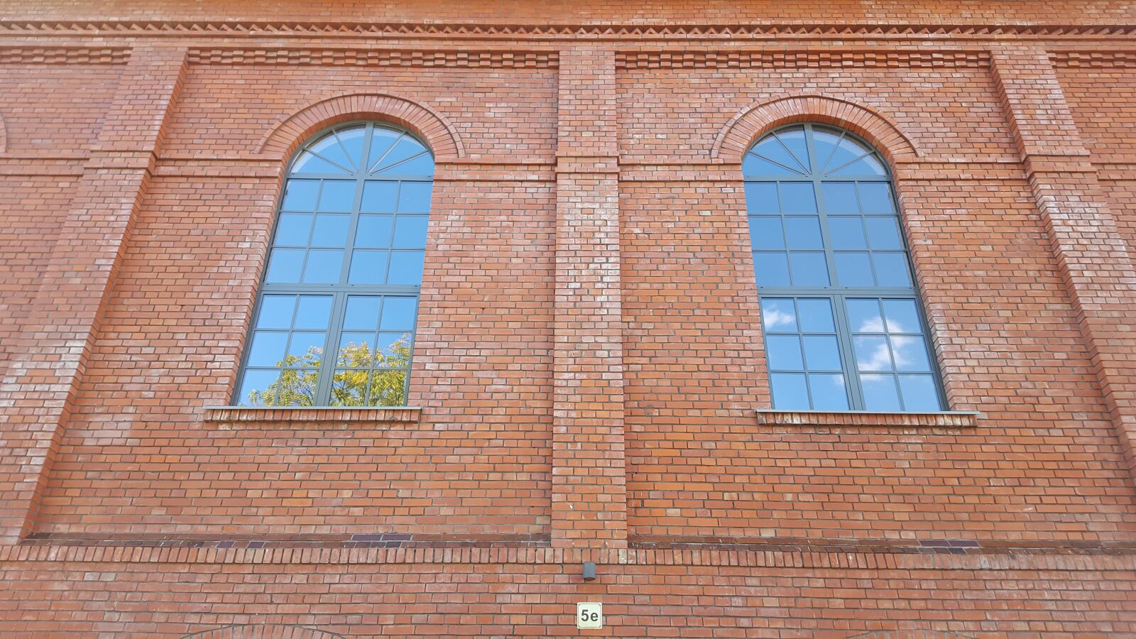 Samsung Galaxy S6 sample photo. Building, brick construction, red photography