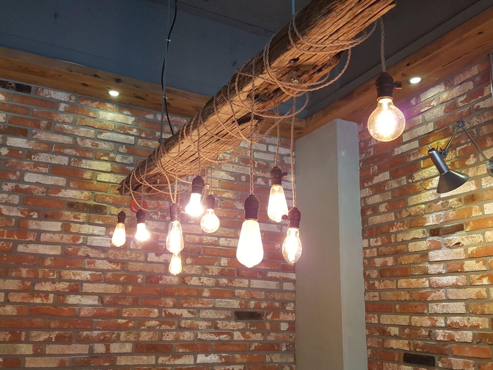 Samsung Galaxy Note5 sample photo. Lighting, cafe lighting, edison photography