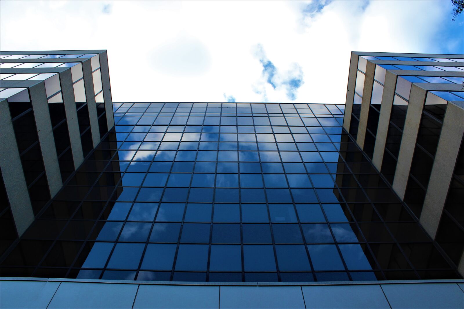 Canon EOS 1300D (EOS Rebel T6 / EOS Kiss X80) sample photo. Architect, glass, sky photography