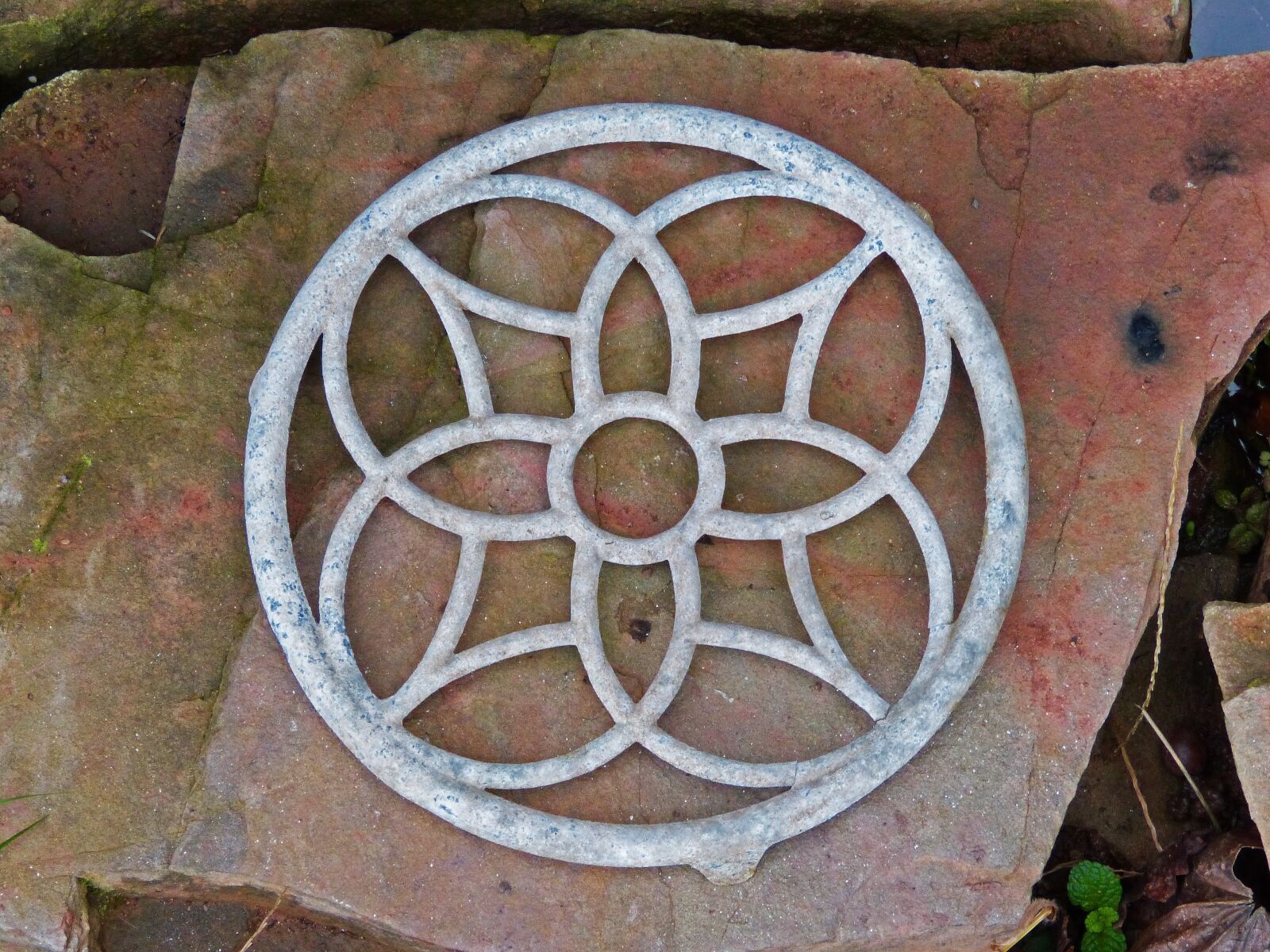 Panasonic DMC-FZ62 sample photo. Mat, zinc, geometry photography