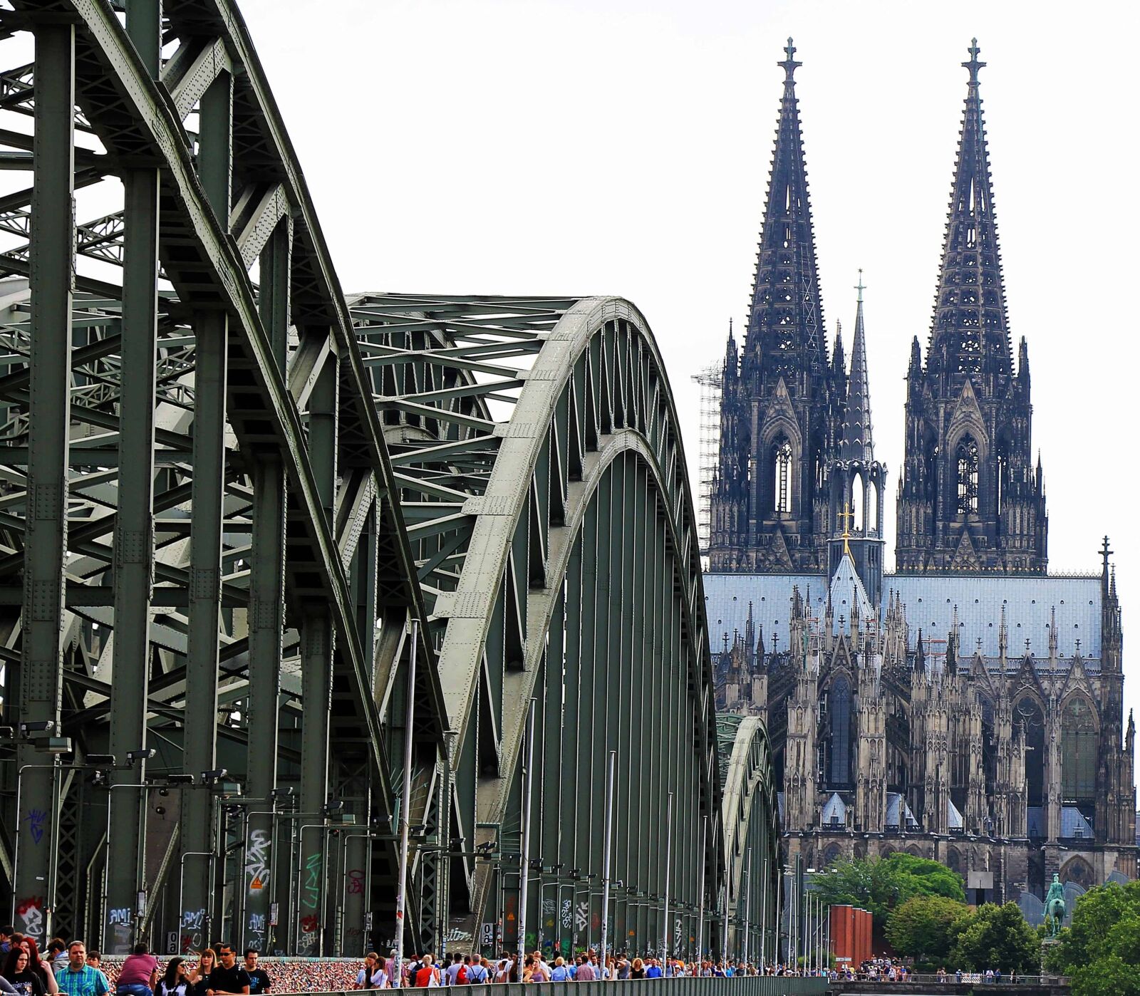 Canon EOS 550D (EOS Rebel T2i / EOS Kiss X4) sample photo. Architecture, bridge, city, cathedral photography
