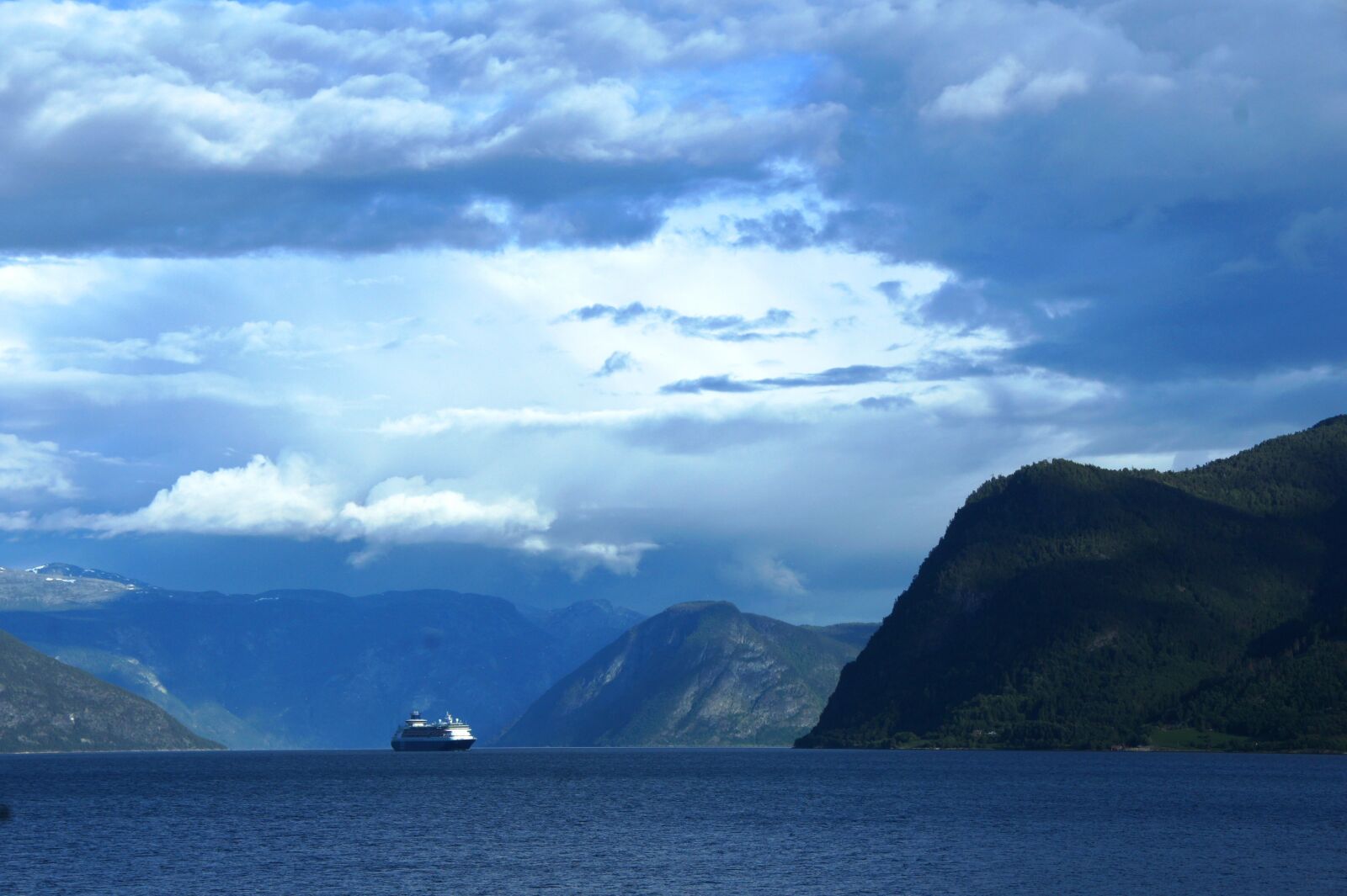 Sony Alpha DSLR-A550 sample photo. Blue, clouds, far photography