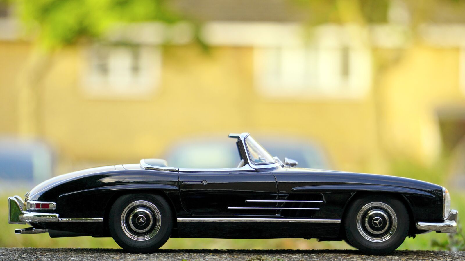 Sony E 55-210mm F4.5-6.3 OSS sample photo. Mercedes, car, auto photography