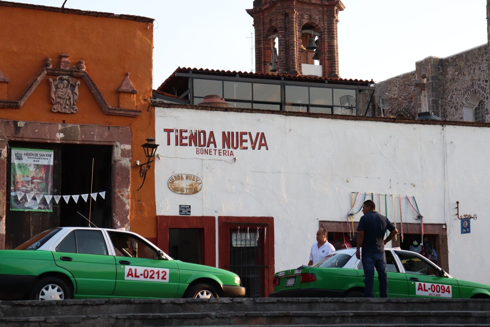 Canon EOS 200D (EOS Rebel SL2 / EOS Kiss X9) sample photo. Taxi, mexico, cars photography