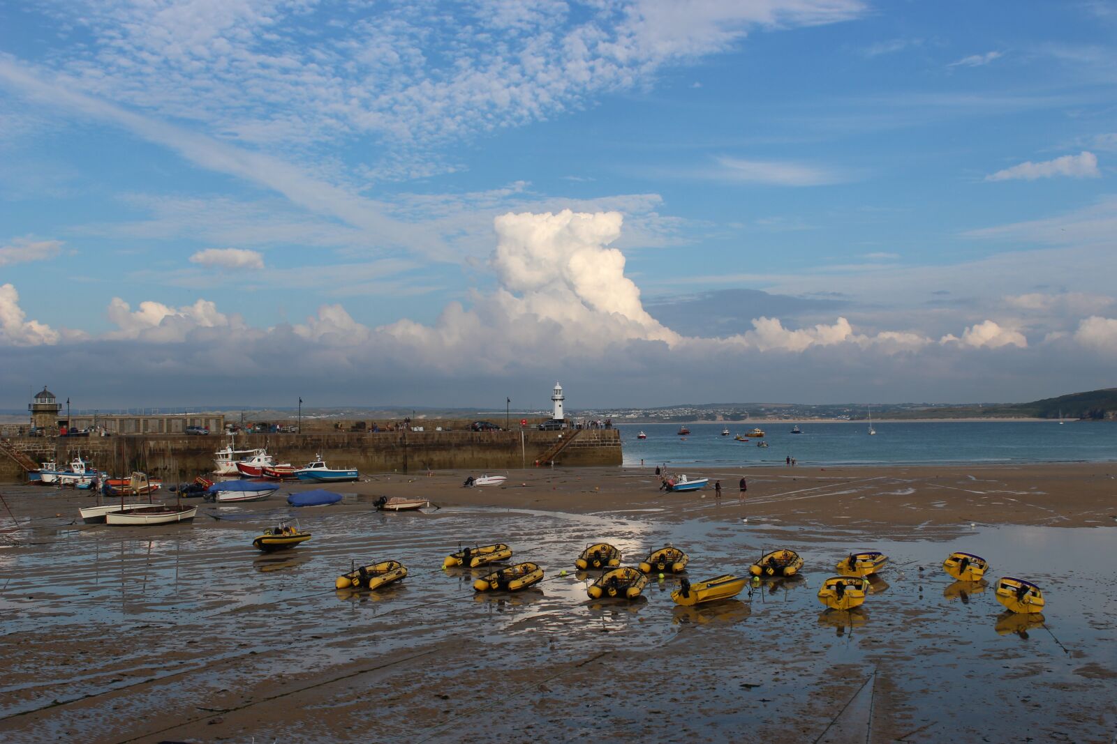 Canon EOS 100D (EOS Rebel SL1 / EOS Kiss X7) sample photo. Boats, beech, sky photography