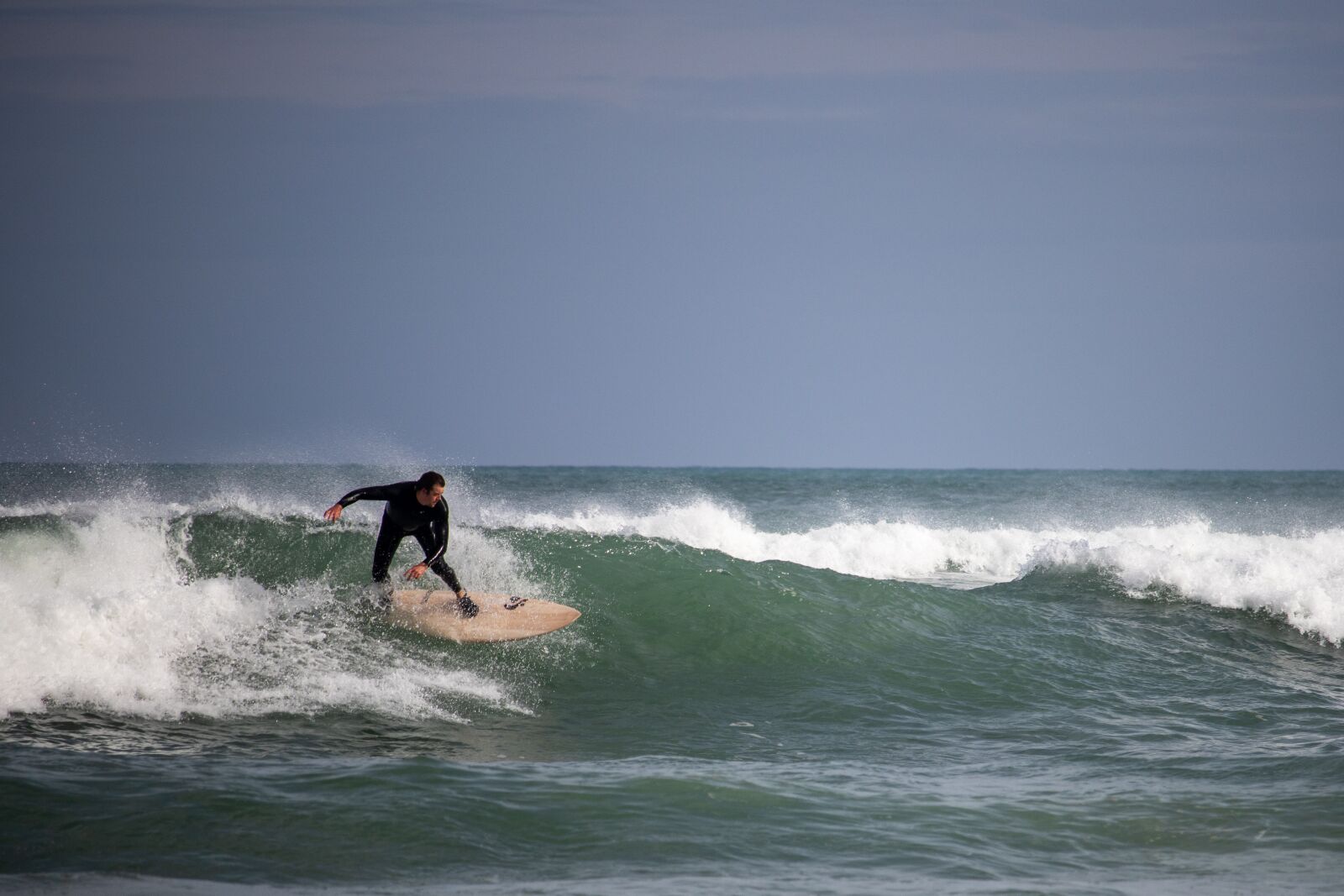 Canon EOS 200D (EOS Rebel SL2 / EOS Kiss X9) + Canon EF-S 55-250mm F4-5.6 IS STM sample photo. Surfer, wave, surfing photography