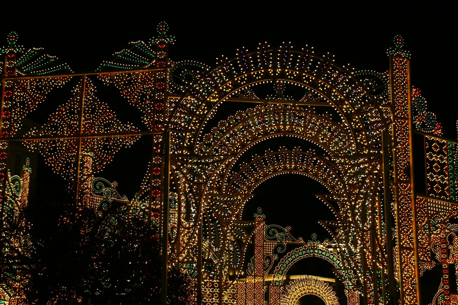 Canon EOS 350D (EOS Digital Rebel XT / EOS Kiss Digital N) sample photo. Night, center, winter photography