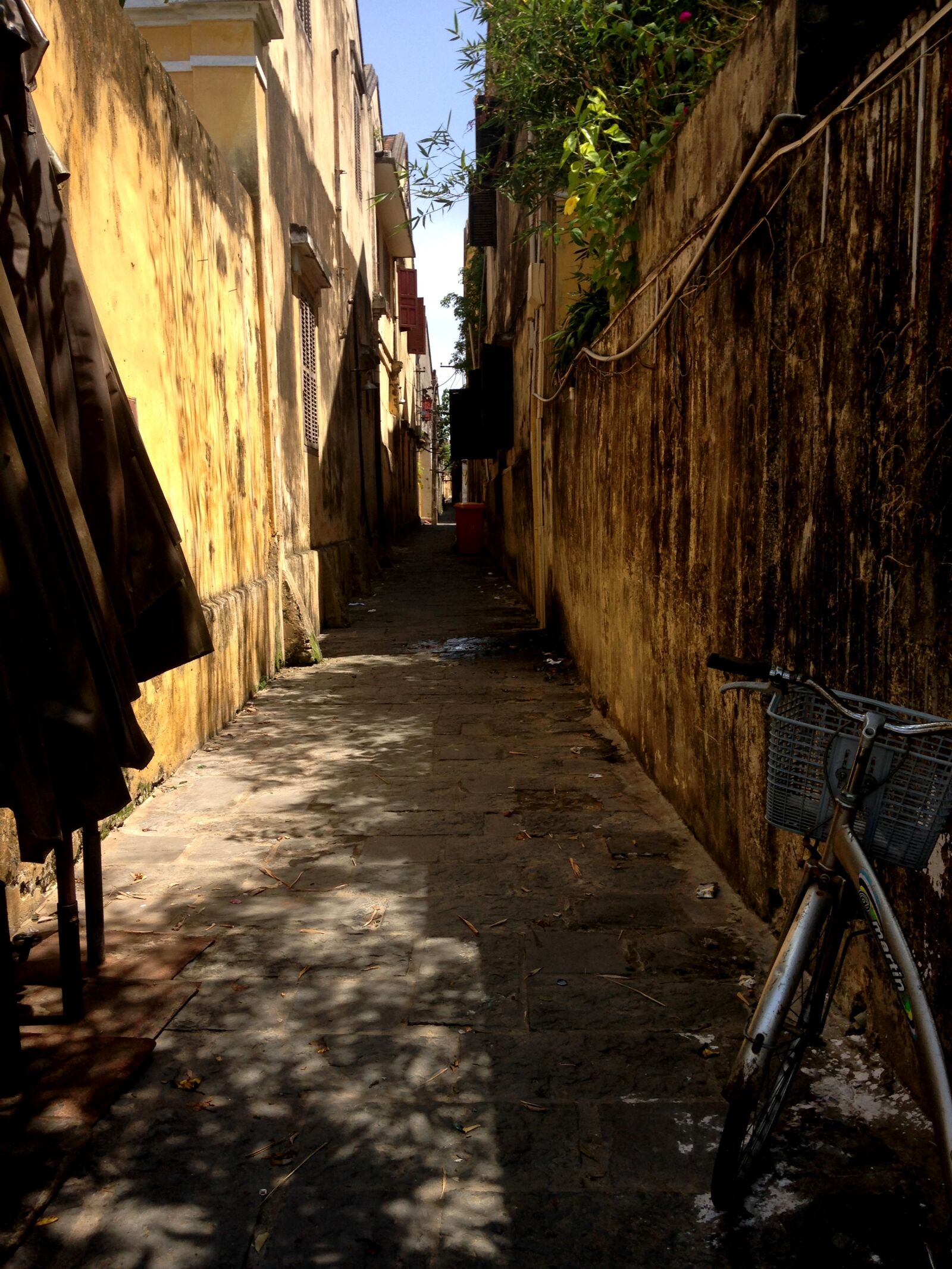 iPhone 5c back camera 4.12mm f/2.4 sample photo. Bike, buildings, cycling, laneway photography