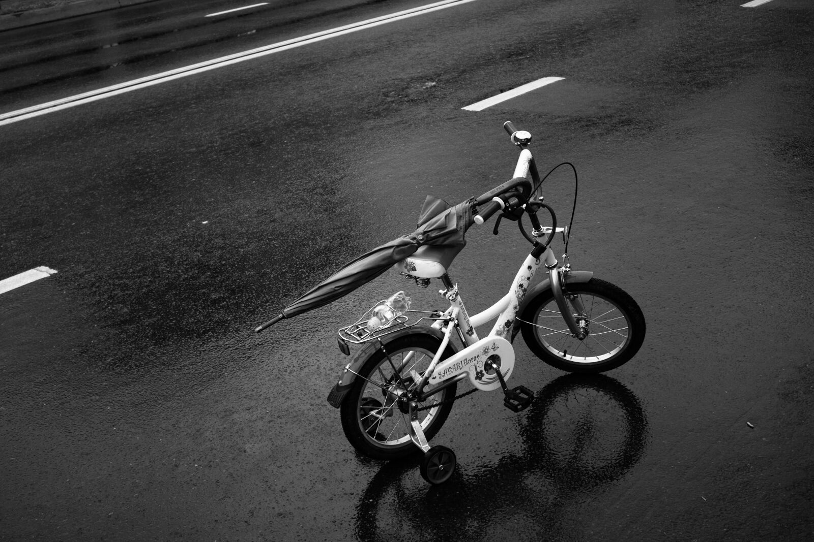 Canon EF-S 18-55mm F3.5-5.6 IS sample photo. Road, rain, bike photography