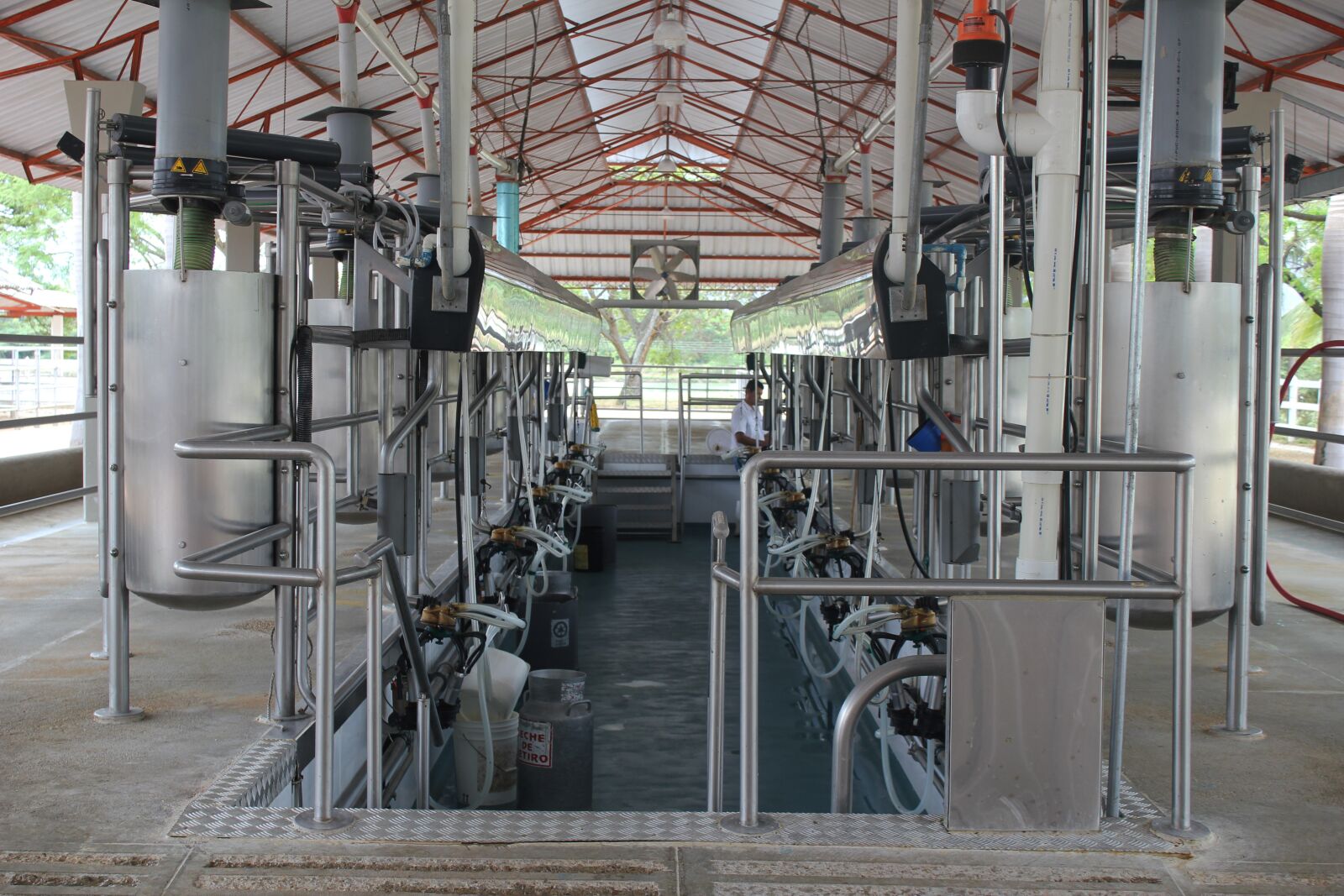 Canon EOS 550D (EOS Rebel T2i / EOS Kiss X4) sample photo. Milking, milking installation, order photography