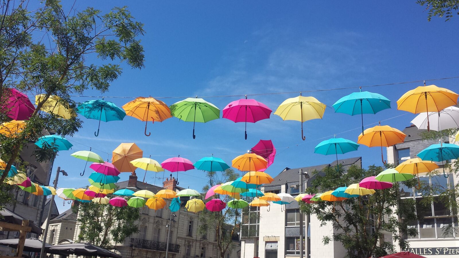 Samsung Galaxy S4 sample photo. Umbrellas, summer, blue sky photography