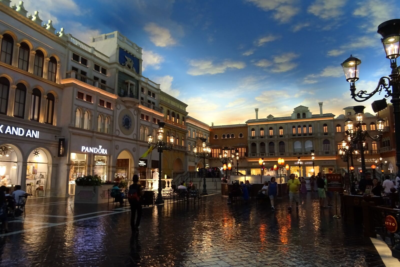 Sony DSC-HX60V sample photo. Las vegas, venetian, show photography