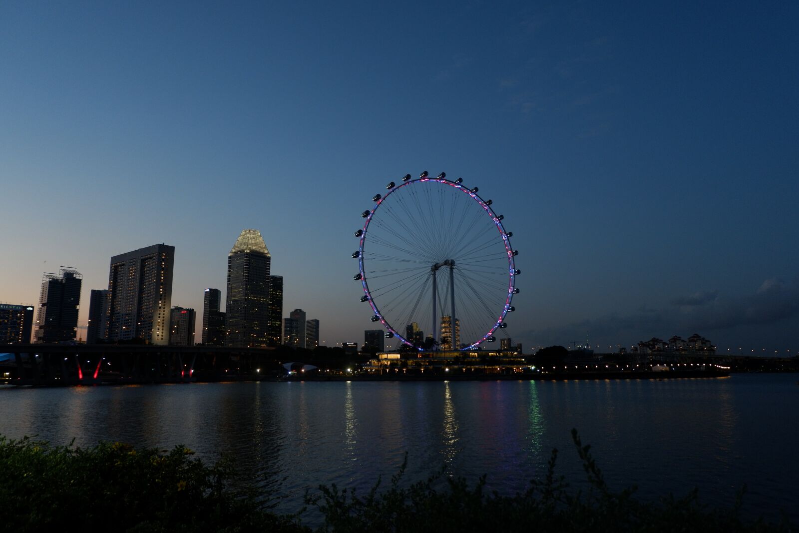 Fujifilm X-A3 sample photo. Ferris wheel, lake, city photography