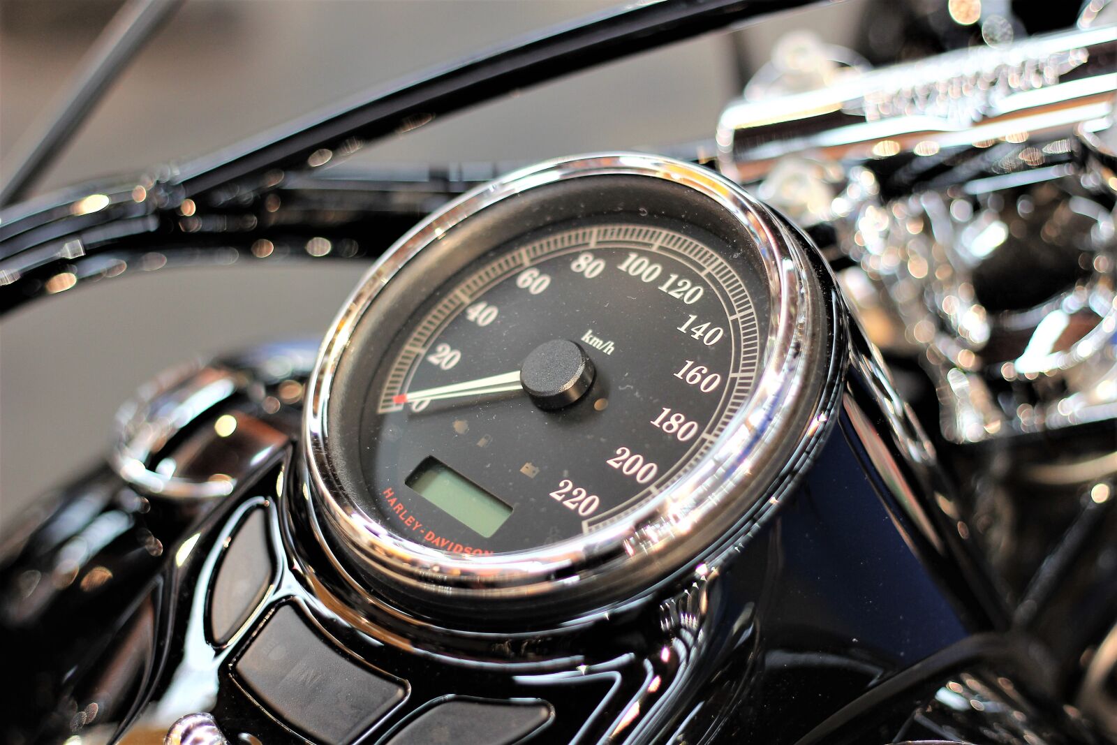 Canon EOS 600D (Rebel EOS T3i / EOS Kiss X5) + Canon EF 50mm F1.8 II sample photo. Motorbike harley davidson, speedmeter photography
