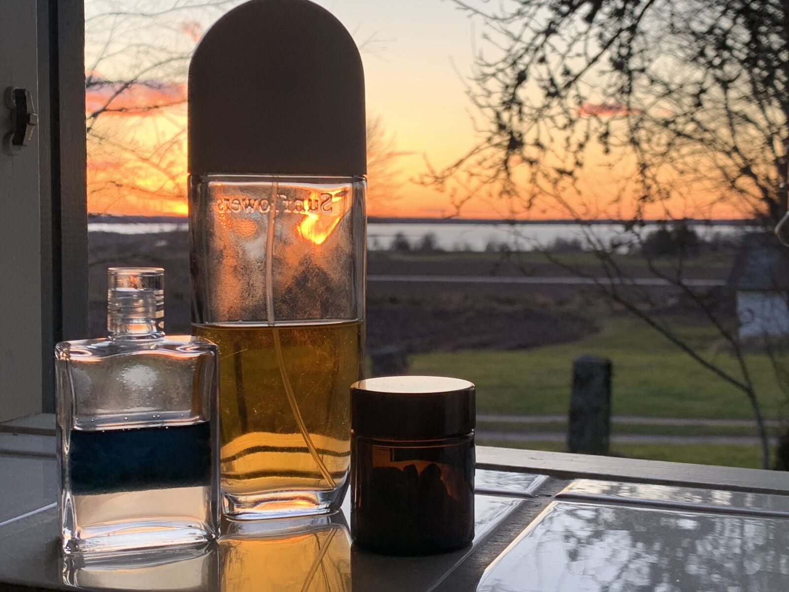 iPhone XS Max back dual camera 4.25mm f/1.8 sample photo. Sunset, perfume, gold photography