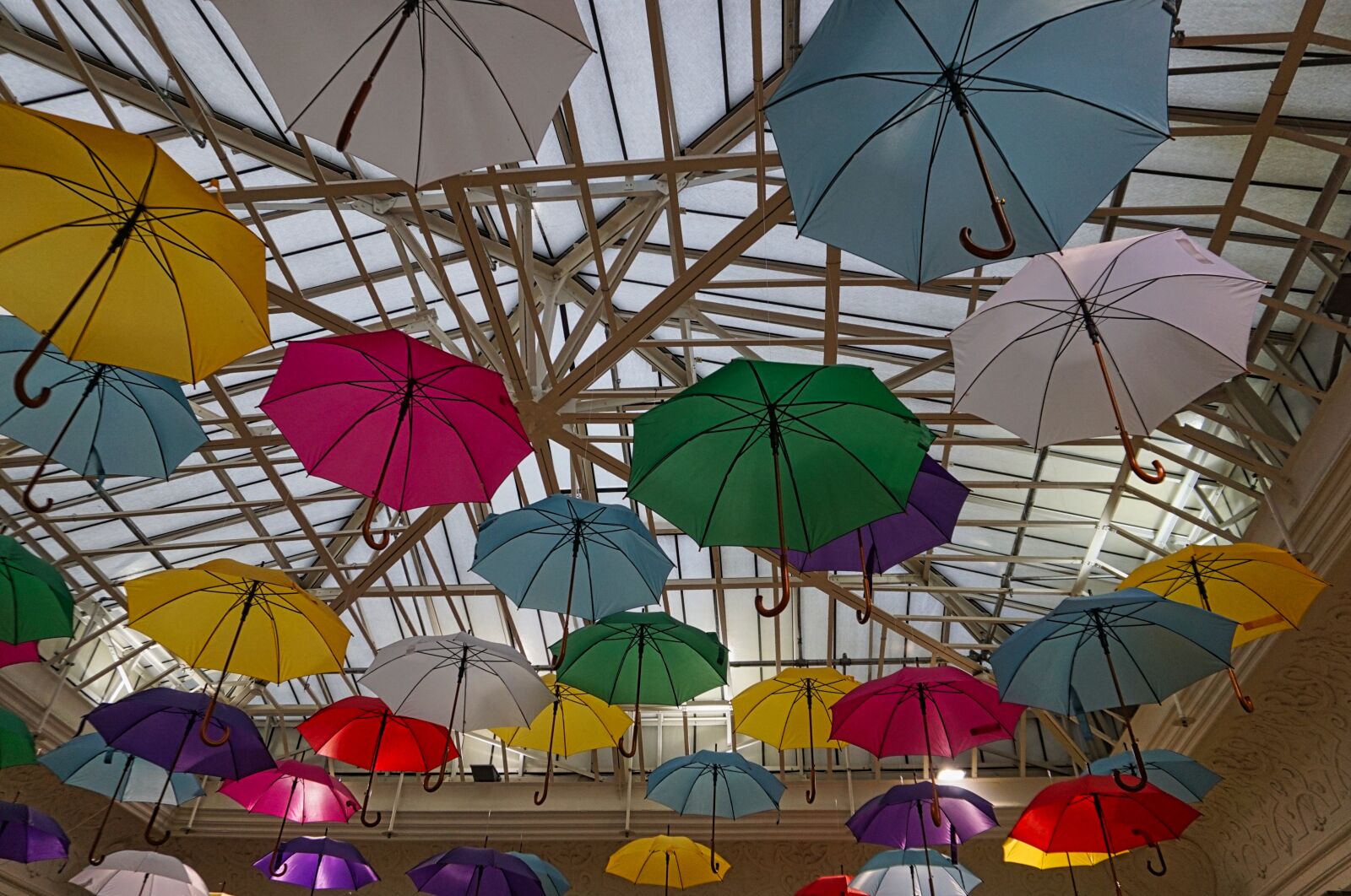 Sony E 16-50mm F3.5-5.6 PZ OSS sample photo. Screens, umbrellas, roof photography