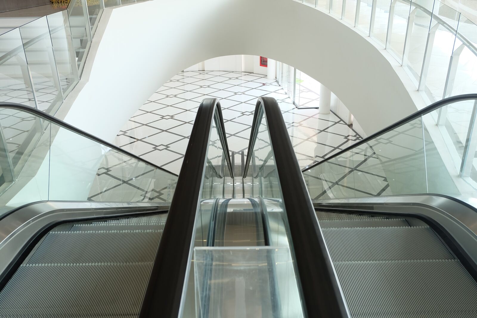 Fujifilm X-A2 + Fujifilm XC 16-50mm F3.5-5.6 OIS II sample photo. Escalator, buildings photography
