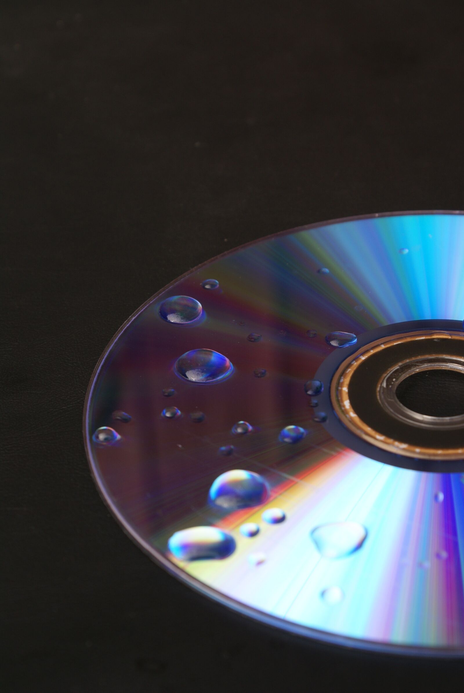 Sony Alpha DSLR-A100 sample photo. Dvd, drops, light photography