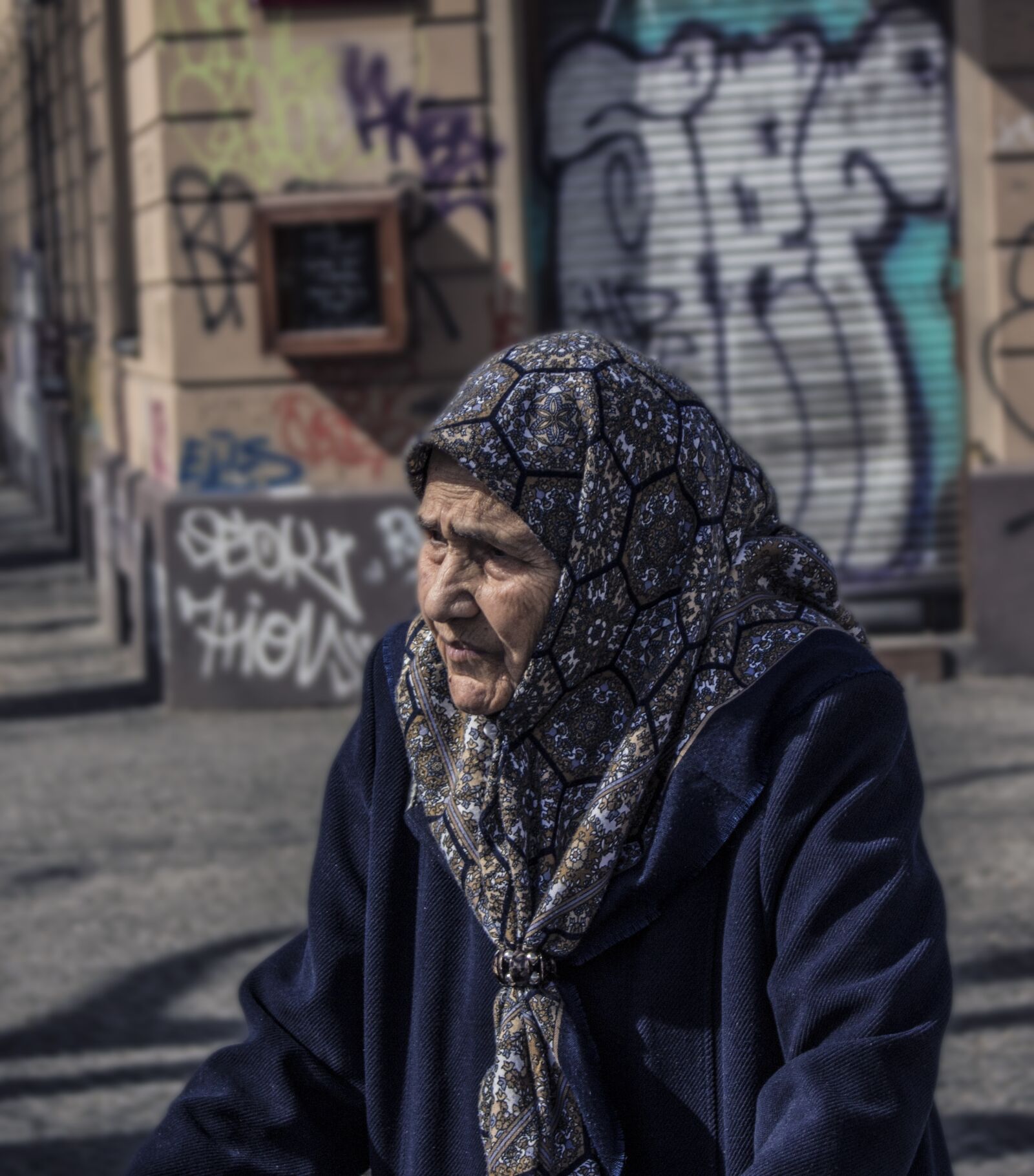 Canon EOS 100D (EOS Rebel SL1 / EOS Kiss X7) sample photo. Old lady, headscarf, kreuzberg photography