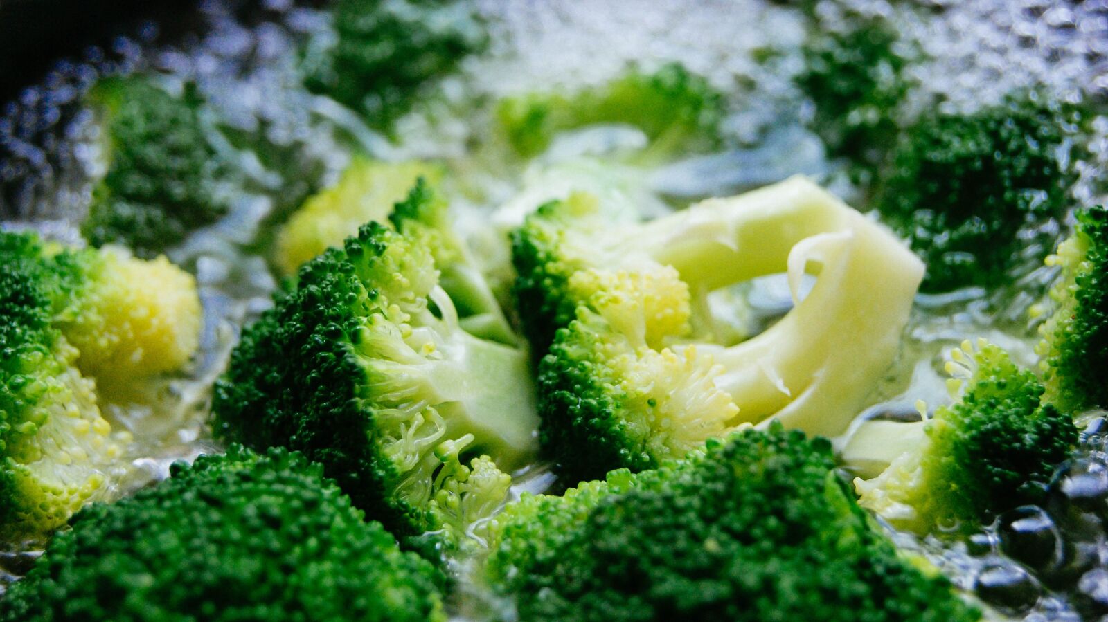 Sony Alpha DSLR-A330 sample photo. Broccoli, cooking, green photography