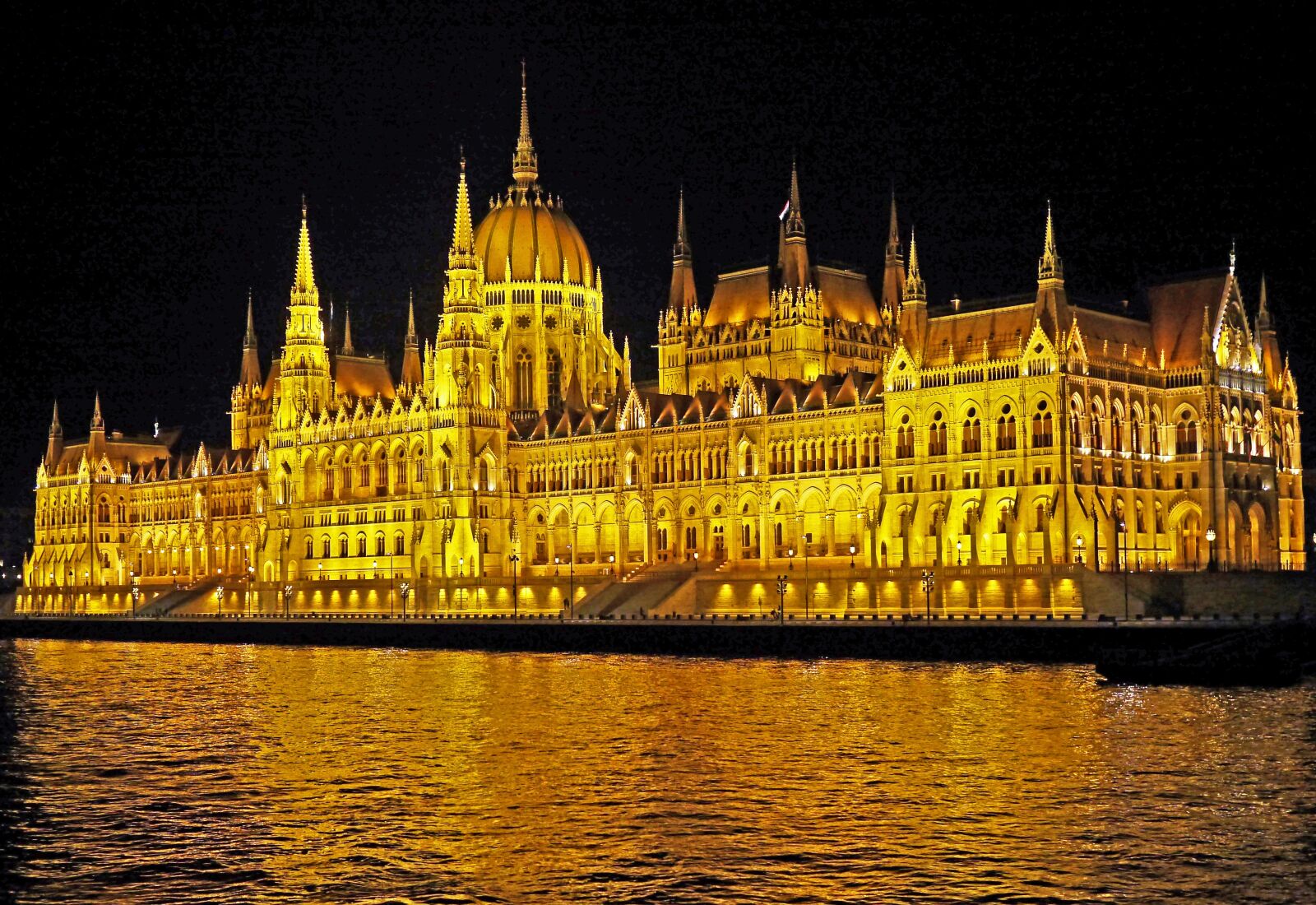 Panasonic Lumix DMC-GH3 sample photo. Budapest at night, parliament photography