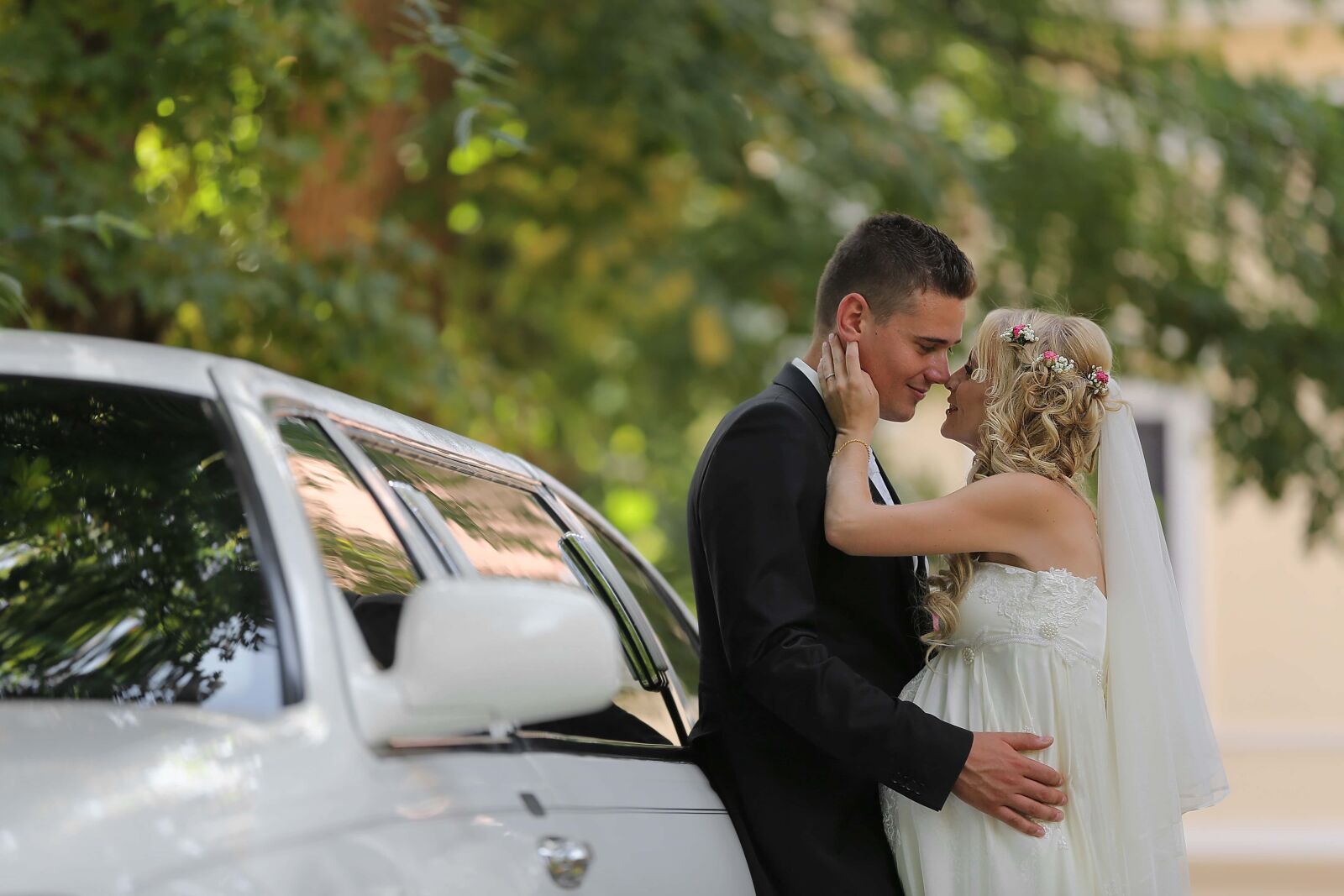 Canon EOS 5D Mark III sample photo. Wedding, glamour, white limousine photography