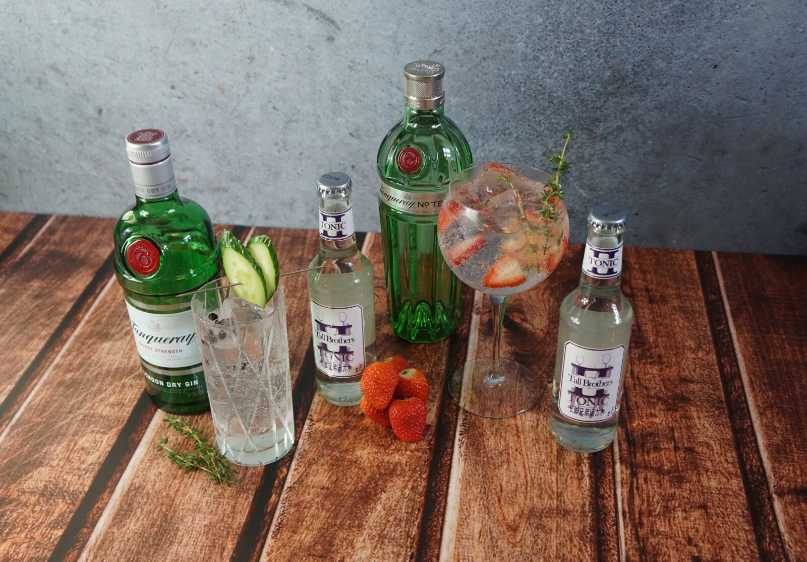 Sony a6000 + Sony E 18-55mm F3.5-5.6 OSS sample photo. Gin and tonic, cocktail photography