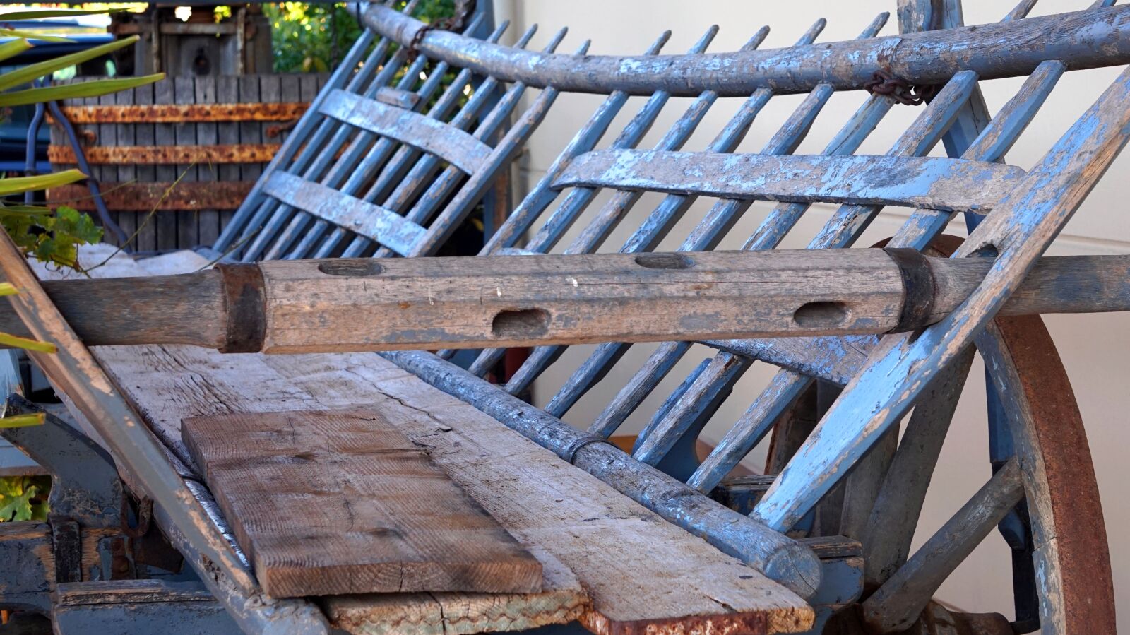 Sony Alpha a5000 (ILCE 5000) + Sony E 55-210mm F4.5-6.3 OSS sample photo. Wood, dare, hay wagon photography