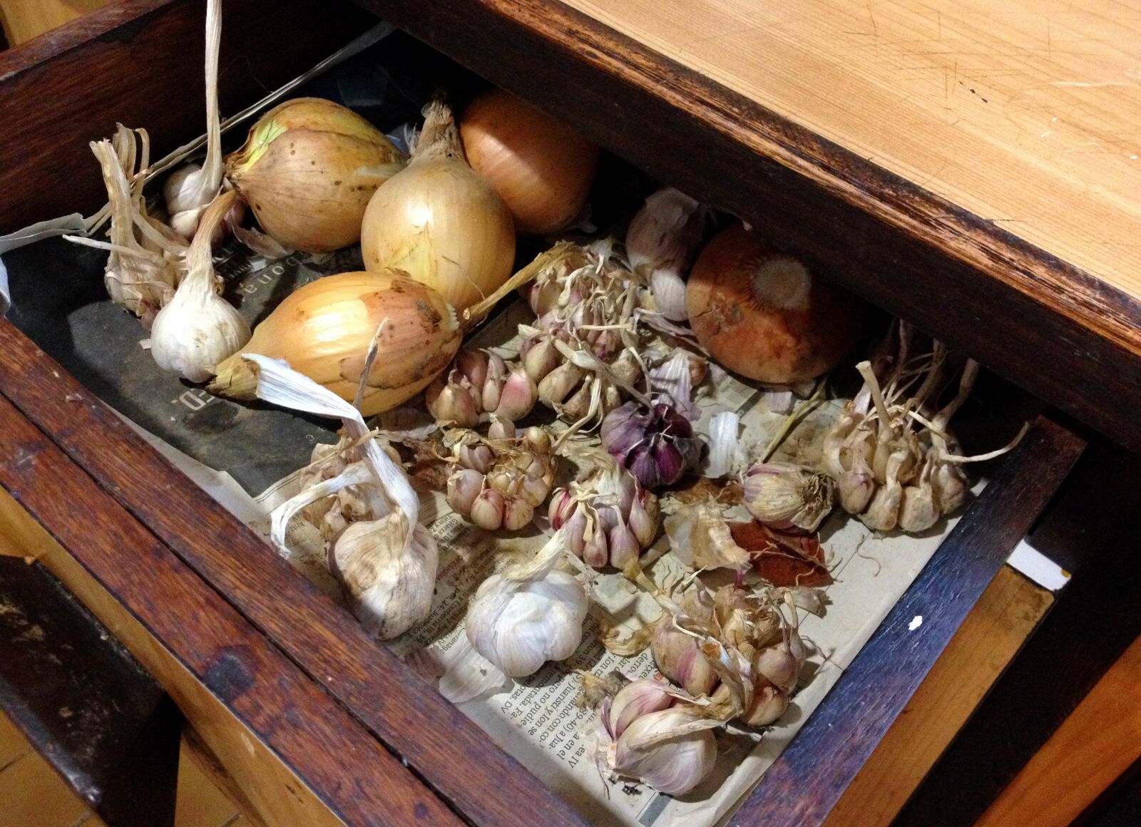 iPhone 4S back camera 4.28mm f/2.4 sample photo. Onions, garlic, drawer photography