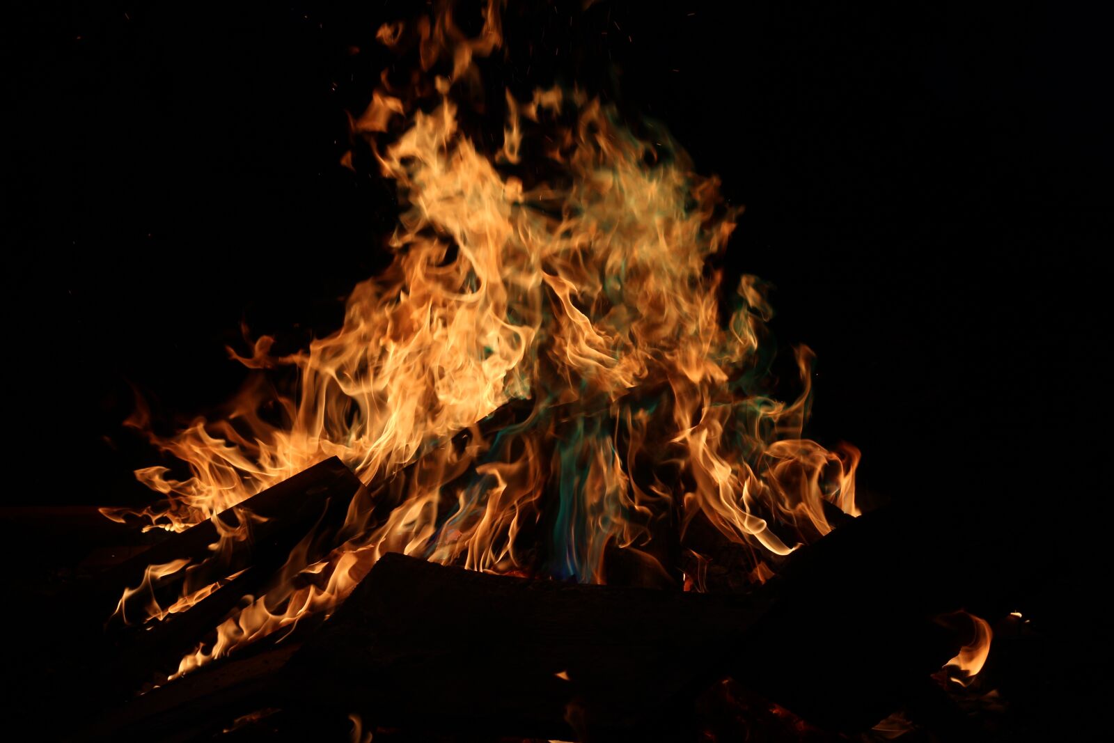 Canon EOS 1300D (EOS Rebel T6 / EOS Kiss X80) + Canon EF 50mm F1.8 STM sample photo. Fire, campfire, flame photography