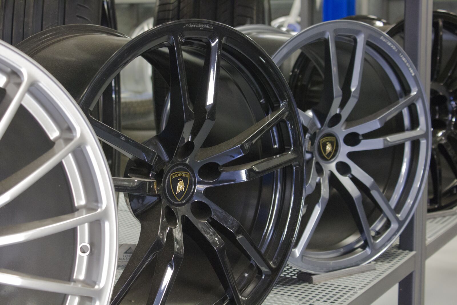 Canon EF-S 18-55mm F3.5-5.6 IS sample photo. Rim, auto, tire repairer photography