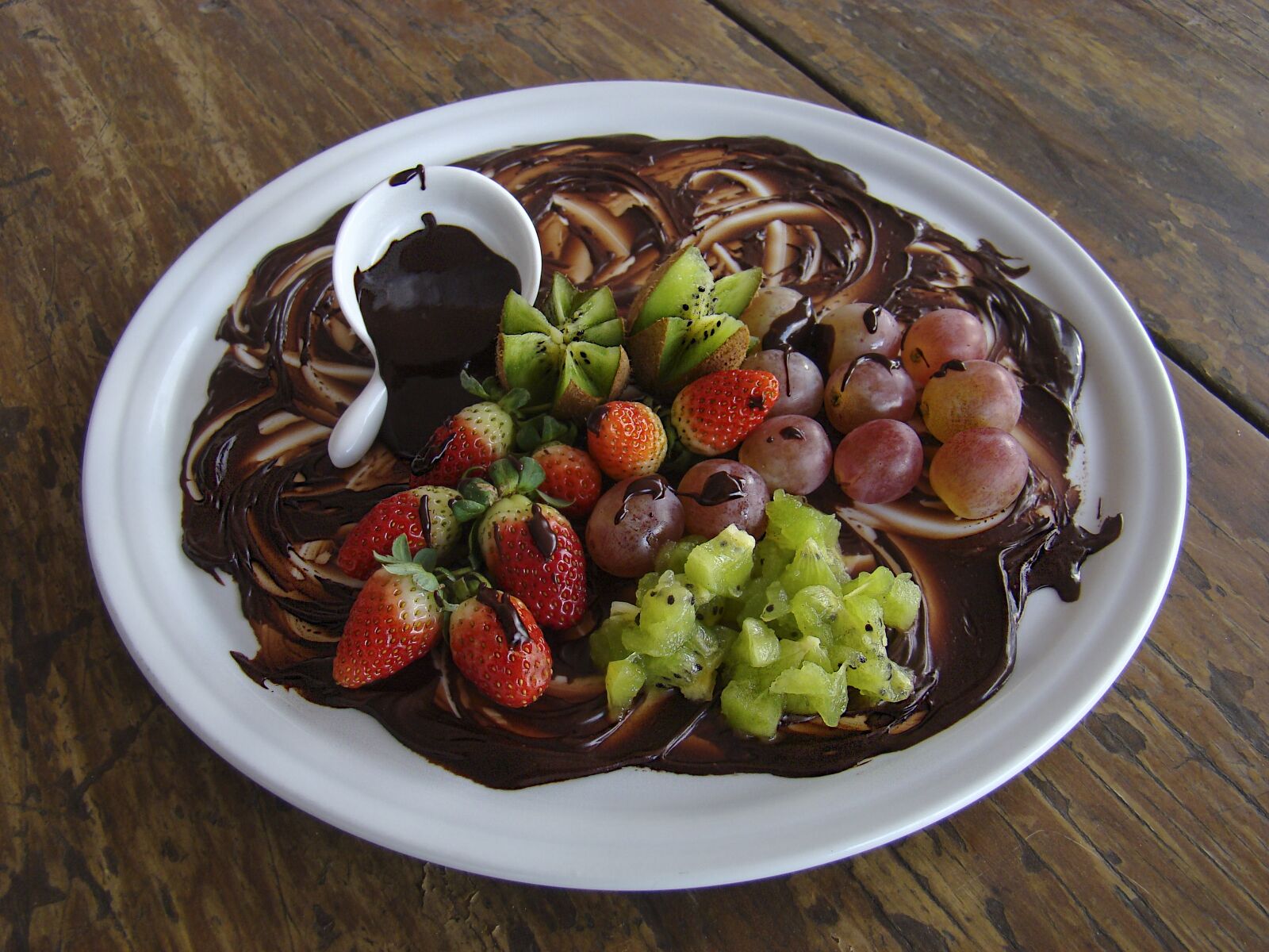 Sony DSC-H9 sample photo. Chocolate, grapes, strawberry photography