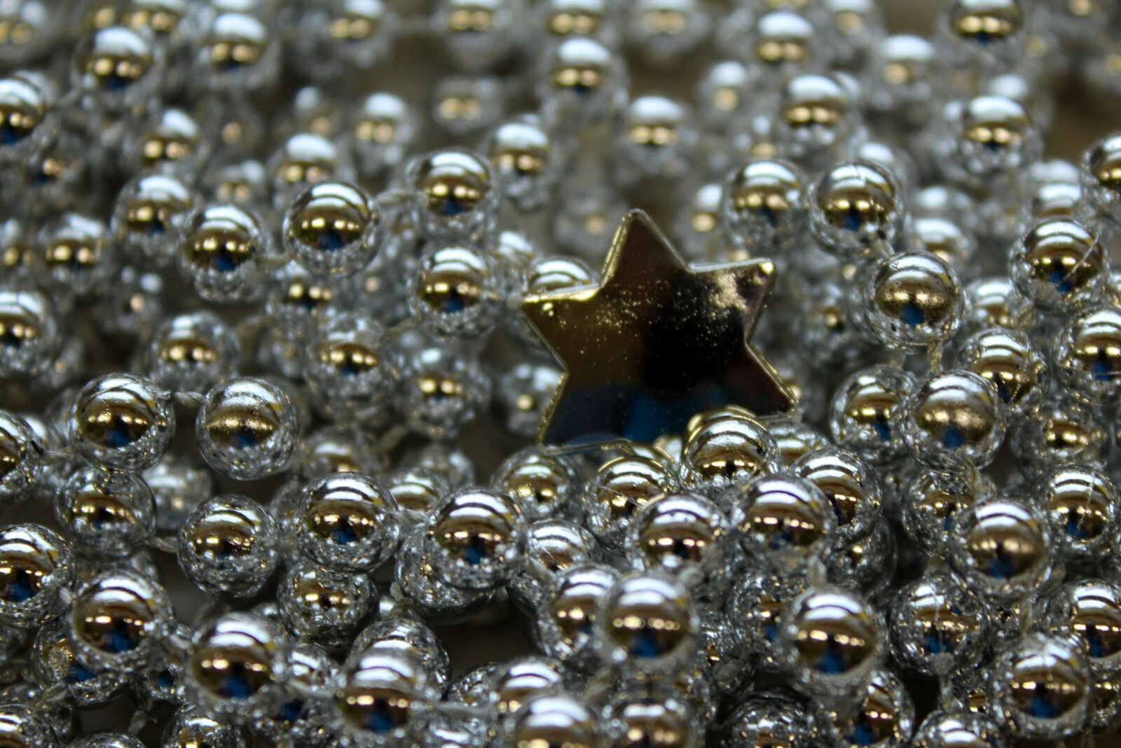 Canon EOS 1200D (EOS Rebel T5 / EOS Kiss X70 / EOS Hi) sample photo. Beads, asterisk, model photography