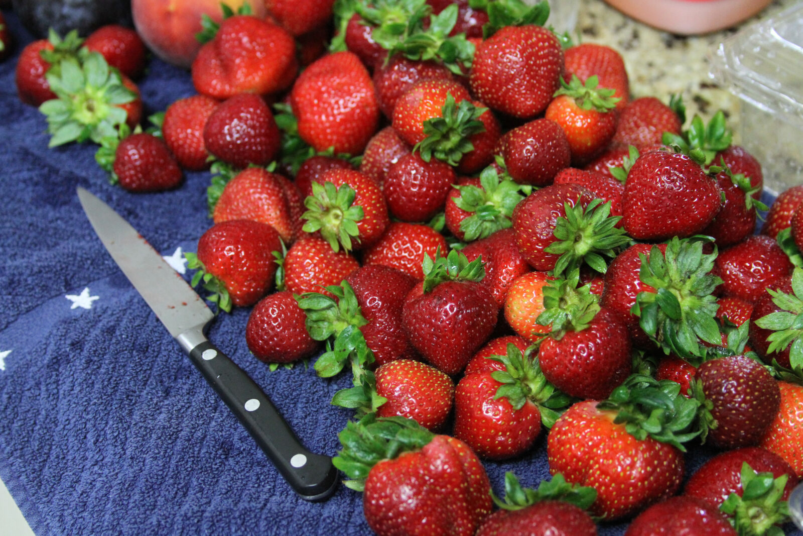 Canon EOS 7D + Canon EF 28-135mm F3.5-5.6 IS USM sample photo. Strawberries photography